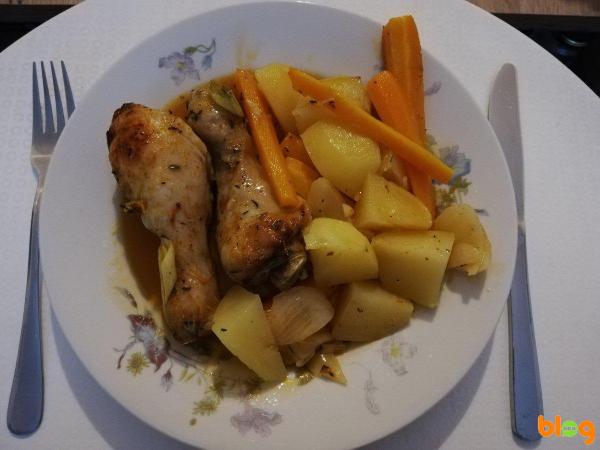 Zapečená kuřecí stehýnka s bramborem a zeleninou na talíři